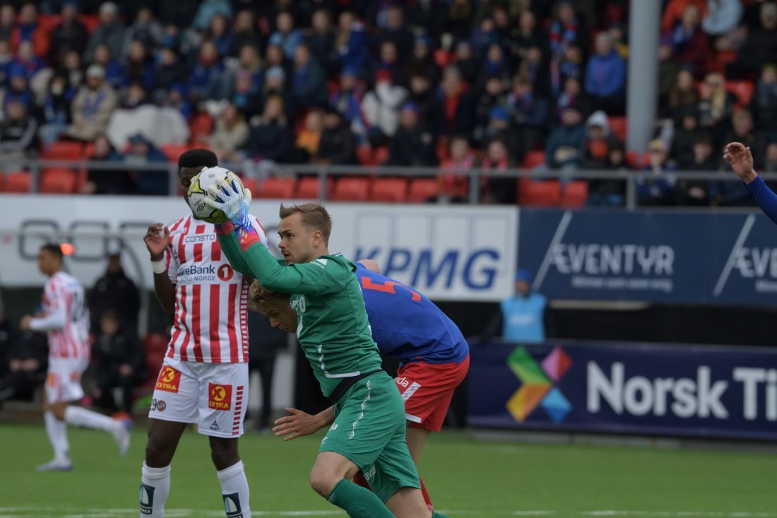 Theodor Nilsen holder .jpg