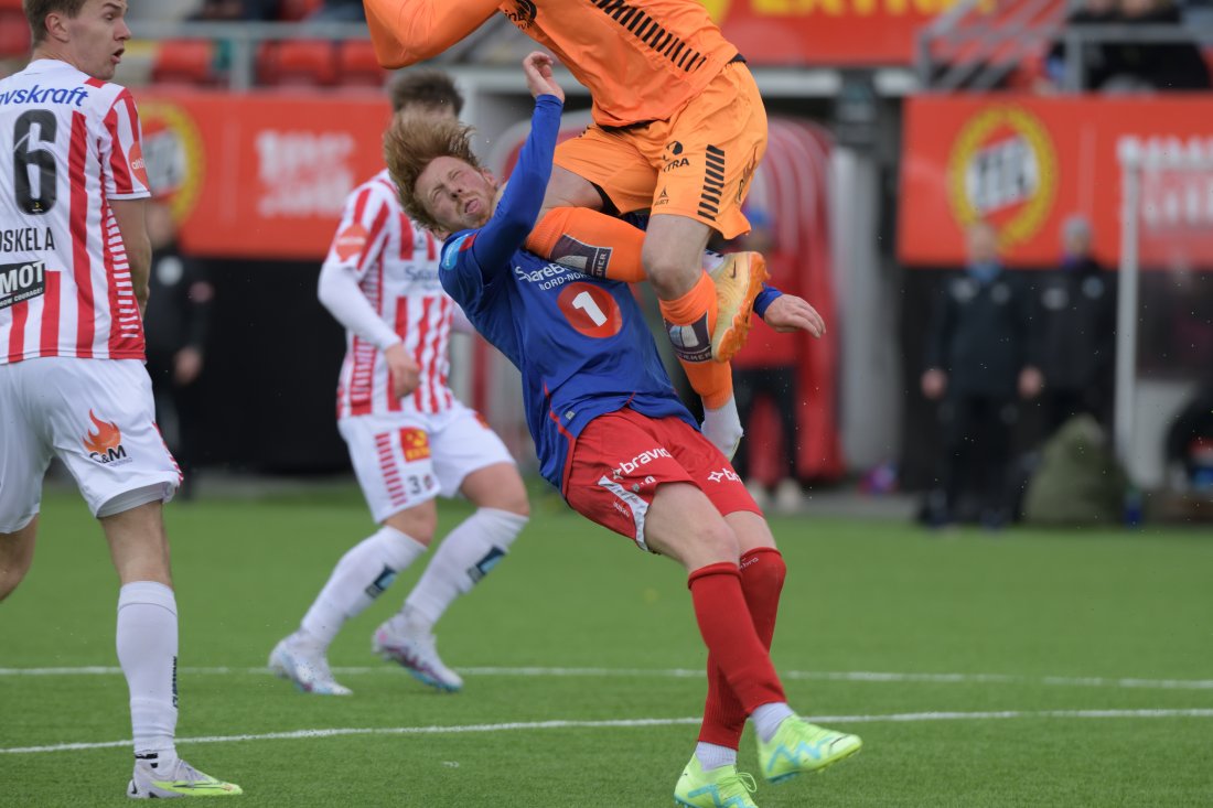 Adrian Pedersen kne i kjæven.jpg