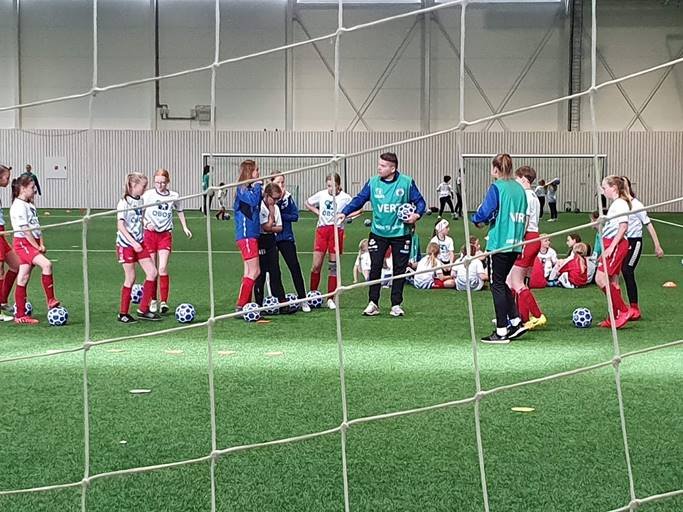 TUILs damelag med solid gjennomført fotballskole med 70 unger i nyhallen!
