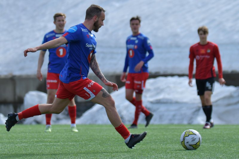 Elias Skogvoll skyter og scorer